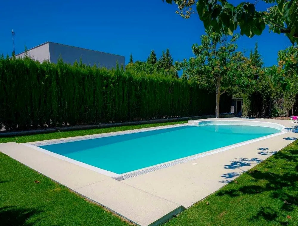 Light resin-bound surround around a swimming pool